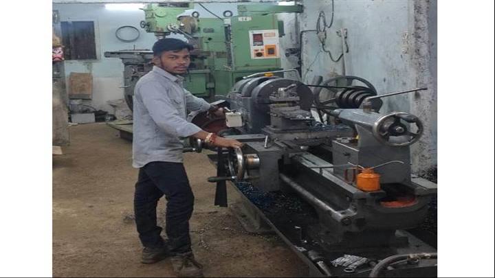 स्वयं का रोजगार स्थापित कर अन्य को रोजगार देने वाले उद्यमी बने युवा अमरदीप