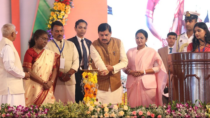 राष्ट्रपति श्रीमती द्रौपदी मुर्मु ने उज्जैन के ग्राम ढेंडिया में सफाई-मित्रों के सम्मान समारोह का दीप प्रज्ज्वलित कर शुभारंभ किया।