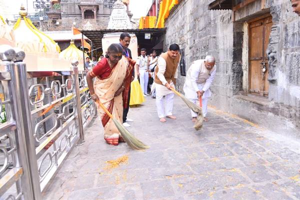 राष्ट्रपति श्रीमती मुर्मु ने श्रीमहाकाल परिसर में स्वच्छता के लिये किया श्रमदान