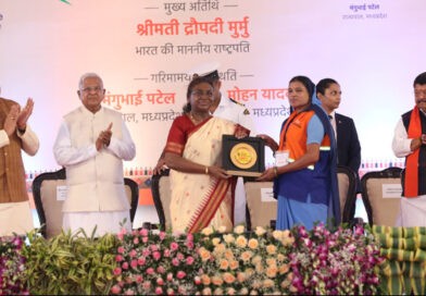 राष्ट्रपति श्रीमती द्रौपदी मुर्मु ने उज्जैन के ग्राम ढेंडिया में सफाई मित्रों का सम्मान किया।