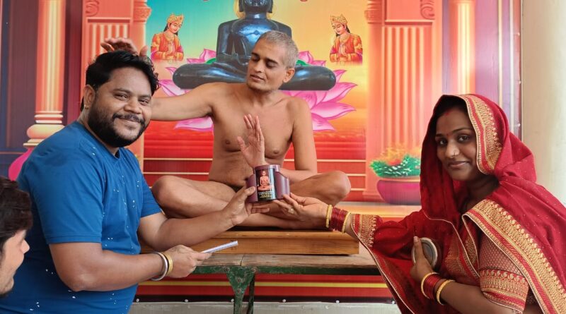 युवा पत्रकार जैन को मिला मुनिश्री का आशीर्वाद