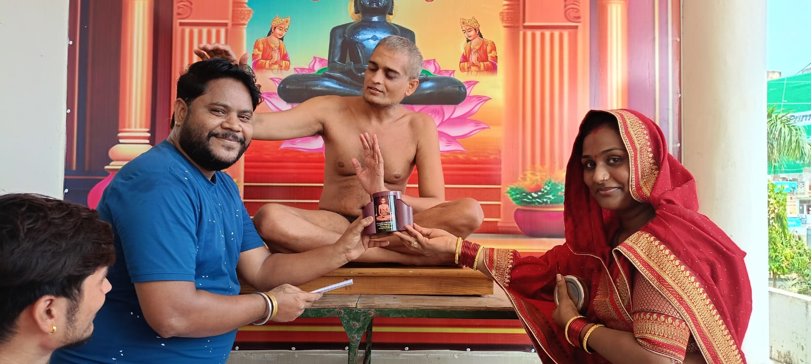 युवा पत्रकार जैन को मिला मुनिश्री का आशीर्वाद