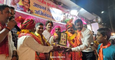 निर्णायक मंच ने झांकी कलाकारों, अखाड़ा के उस्ताद, खलीफाओ का सम्मान मोतियों की माला पहनाकर एवं साफा बांधकर किया