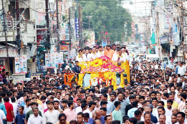 मुख्यमंत्री डॉ. यादव के पिताश्री पूनमचंद यादव की अंतिम यात्रा में शामिल हुआ अपार जनसमुदाय