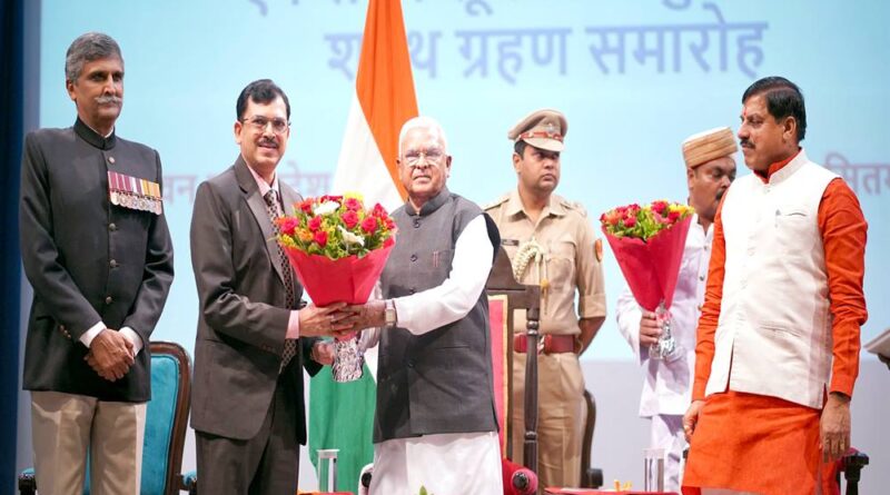 राज्यपाल ने मुख्य सूचना आयुक्त एवं सूचना आयुक्तों को शपथ दिलाई