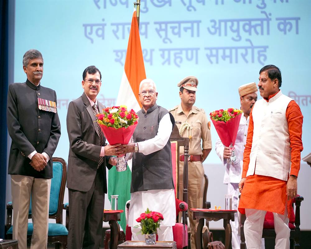 राज्यपाल ने मुख्य सूचना आयुक्त एवं सूचना आयुक्तों को शपथ दिलाई