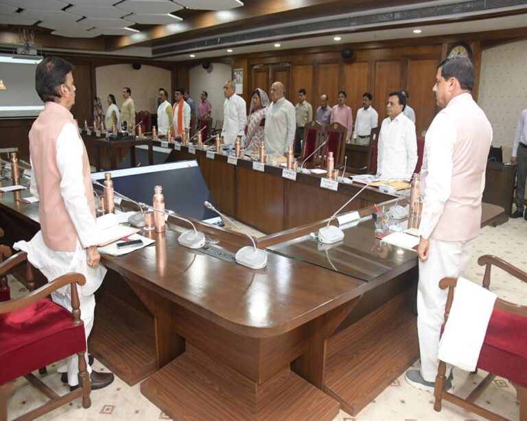 मुख्यमंत्री डॉ.मोहन यादव की अध्यक्षता में मन्त्रि-परिषद की बैठक से पहले वंदे मातरम हुआ।
