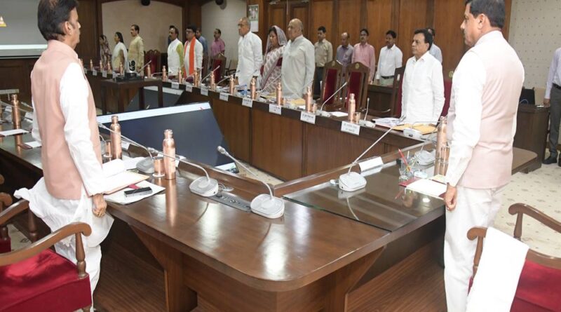 मुख्यमंत्री डॉ.मोहन यादव की अध्यक्षता में मन्त्रि-परिषद की बैठक से पहले वंदे मातरम हुआ।