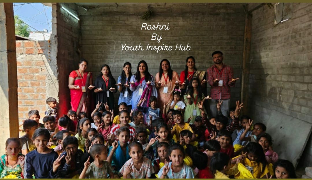 जरूरतमंद बच्चों को मिठाई,पटाखे और चॉकलेट देकर मनाई दीवाली