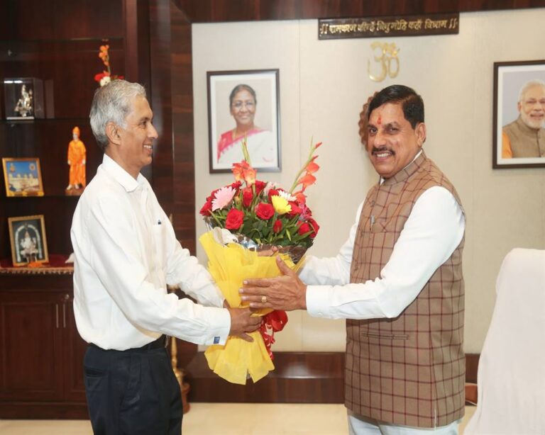 मुख्यमंत्री डॉ. मोहन यादव से नवागत मुख्य सचिव श्री अनुराग जैन ने मंत्रालय में भेंट की तथा पुष्प-गुच्छ भेंट कर अभिवादन किया