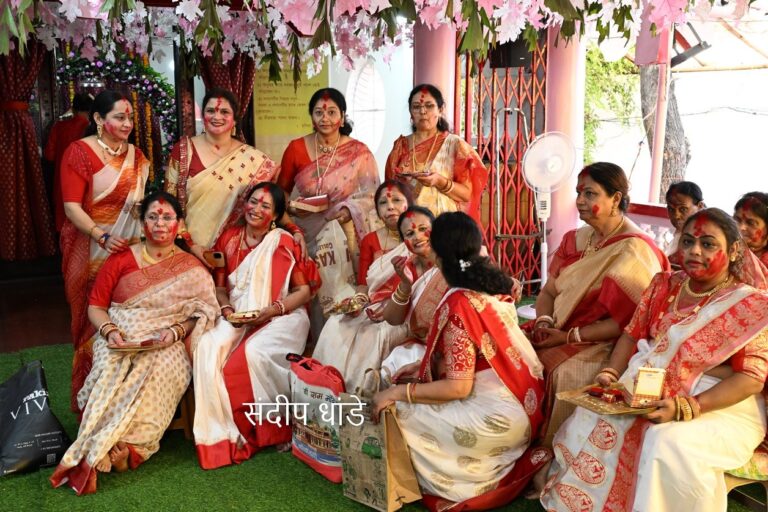 महिलाओं ने एक दूसरे को सिंदूर लगाकर देबी दुर्गा को विदाई दी