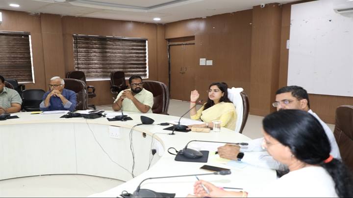 सीएम हेल्पलाइन की शिकायतों के निराकरण में कोताही न बरते, संतुष्टिपूर्वक निराकरण करें