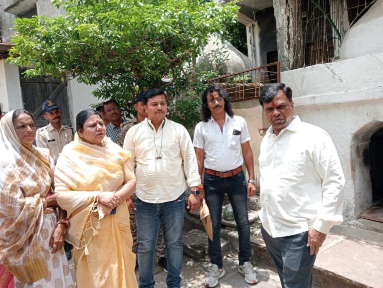 अपशब्दो एवं अपमानजनक बोल से प्रमोटी कलेक्टर से भागने लगे कर्मचारी अधिकारी