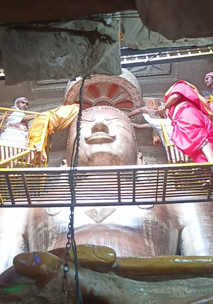 जैन मंदिर के रास्ते पर कटीले झाड़ और कचरे का अंबार