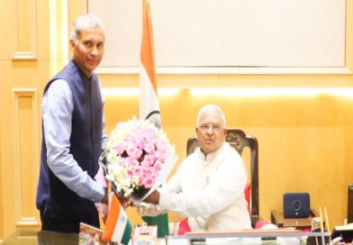 राज्यपाल मंगुभाई पटेल से प्रदेश के नवनियुक्त मुख्य सचिव अनुराग जैन ने राजभवन में की सौजन्य भेंट