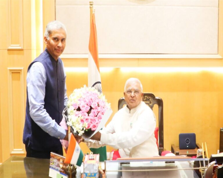 राज्यपाल मंगुभाई पटेल से प्रदेश के नवनियुक्त मुख्य सचिव अनुराग जैन ने राजभवन में की सौजन्य भेंट