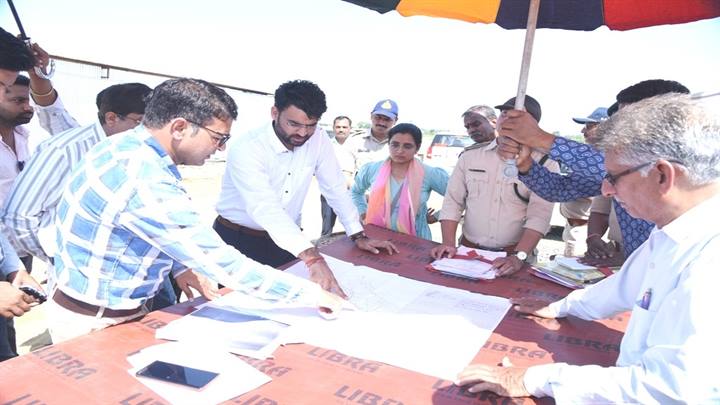 कलेक्‍टर एवं डी.एफ.ओ. ने किया वन राजस्‍व भूमि का संयुक्‍त निरीक्षण