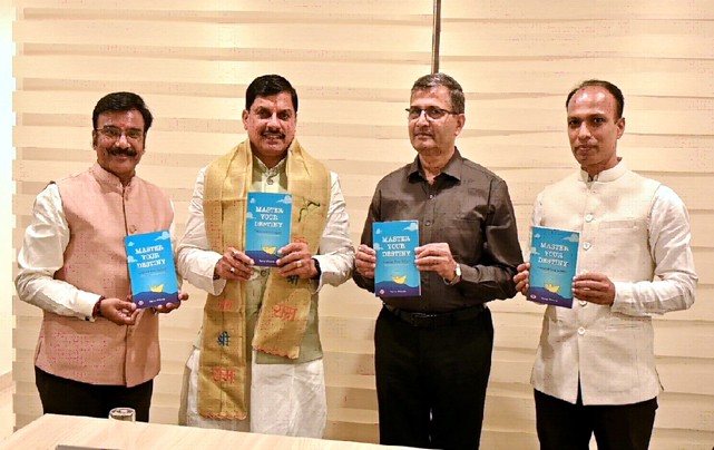 मुख्यमंत्री डॉ. यादव ने आयुक्त, चिकित्सा शिक्षा श्री पिथोडे की पुस्तक का किया विमोचन