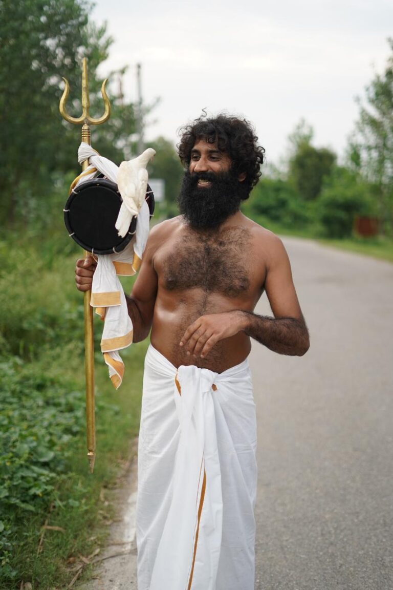 योगी अद्वैत योगभूषण पूरे भारत में 13,000 किलोमीटर की पवित्र यात्रा पर निकले