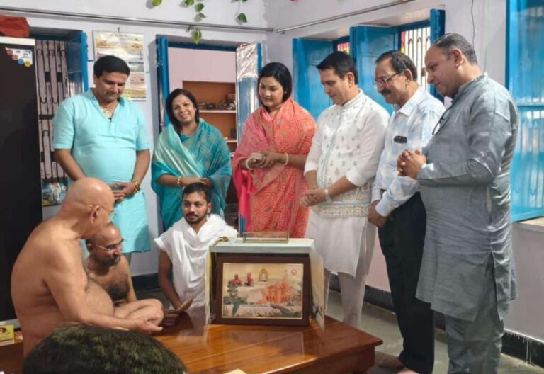 परम पुज्य आचार्य श्री वर्धमान सागर जी महामहोत्सव की पत्रिका भेंट की