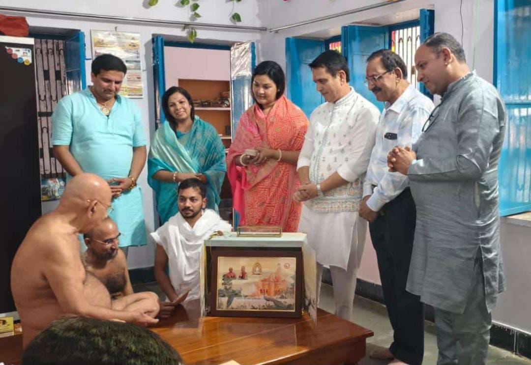 परम पुज्य आचार्य श्री वर्धमान सागर जी महामहोत्सव की पत्रिका भेंट की