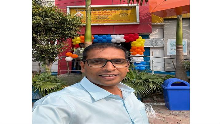 कलेक्टर आशीष सिंह ने वर्ल्ड टॉयलेट डे पर सुलभ कॉम्पलेक्स पर ली सेल्फी