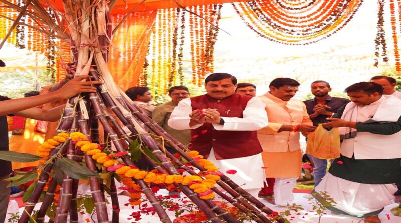 मुख्यमंत्री डॉ. मोहन यादव ने देवउठनी ग्यारस पर मालवीय नगर के युवा सदन में तुलसी-शालिग्राम विवाह में शामिल शामिल होकर पूजार्चना की।