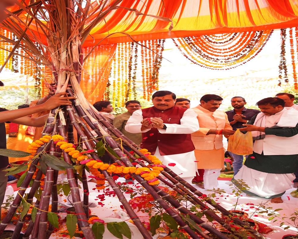 मुख्यमंत्री डॉ. मोहन यादव ने देवउठनी ग्यारस पर मालवीय नगर के युवा सदन में तुलसी-शालिग्राम विवाह में शामिल शामिल होकर पूजार्चना की।