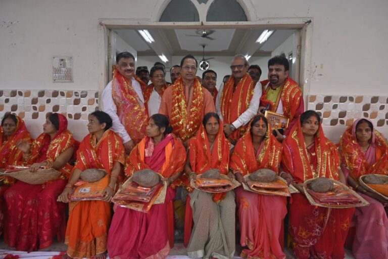 नई दिशा परिवार ने 51 छठ व्रतियों के बीच सूप,साड़ी और साड़ी पूजन सामग्री का वितरण किया