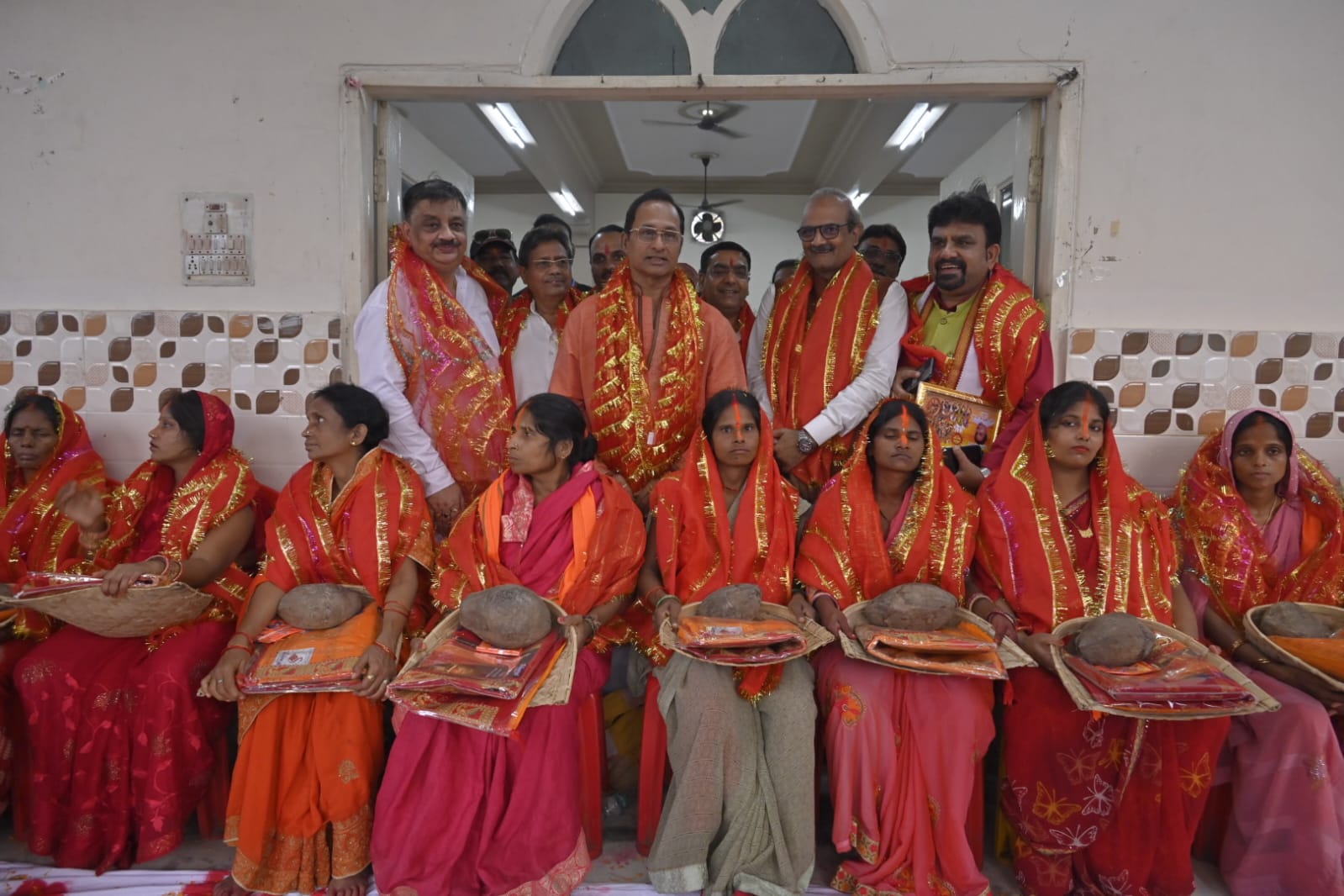 नई दिशा परिवार ने 51 छठ व्रतियों के बीच सूप,साड़ी और साड़ी पूजन सामग्री का वितरण किया