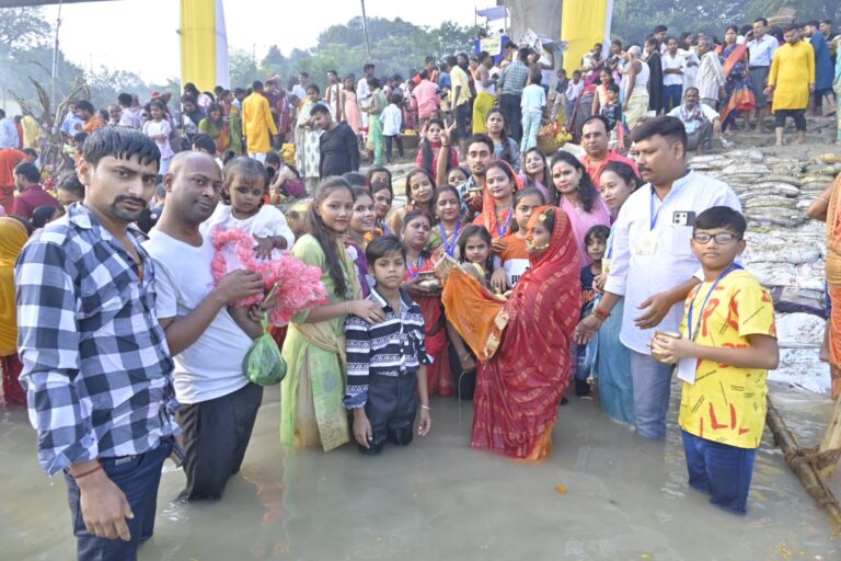 उदयीमान सूर्य को अर्घ्य अर्पित किया, छठव्रती महिलाओं का सामूहिक छठ व्रत संपन्न