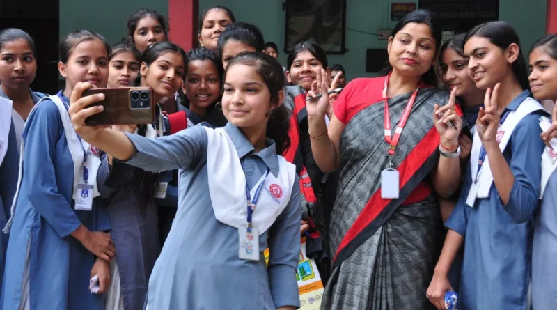 कक्षा 5 एवं 8 की वार्षिक परीक्षा की अंकसूची का वितरण