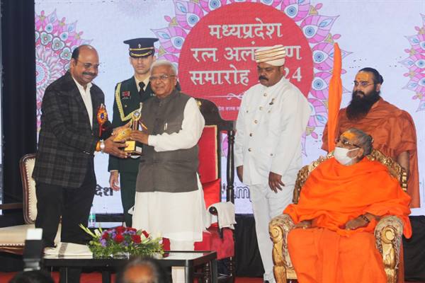 प्रतिभाओं का सम्मान, समाज को विजन देने की पहल : राज्यपाल