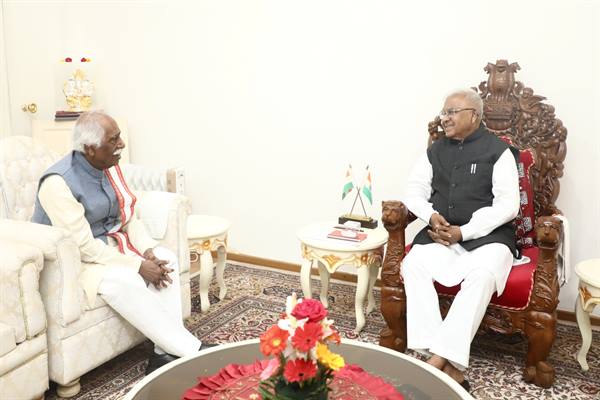 मध्यप्रदेश के राज्यपाल पटेल से हरियाणा के राज्यपाल बंडारू दत्तात्रेय ने की सौजन्य भेंट