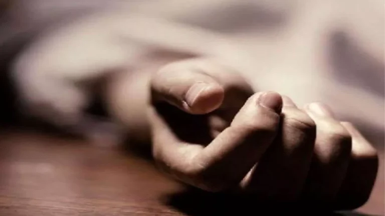 कर्ज में डूबे होने के कारण एक ही परिवार के 4 सदस्यों ने कर ली आत्महत्या