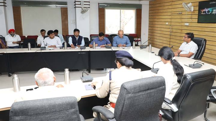 इंदौर में इधर-उधर से सवारी बैठाने और बस खड़ी करने पर होगी कड़ी कार्रवाई- बसों को किया जायेगा जप्त