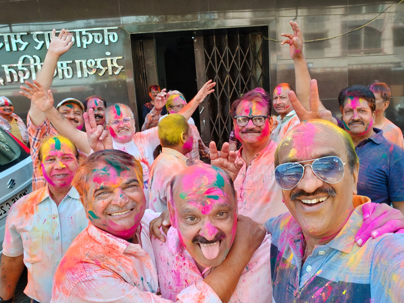 1976 बैच के विद्यार्थियों ने दशकों बाद एकत्र होकर मनाया होली का जश्न
