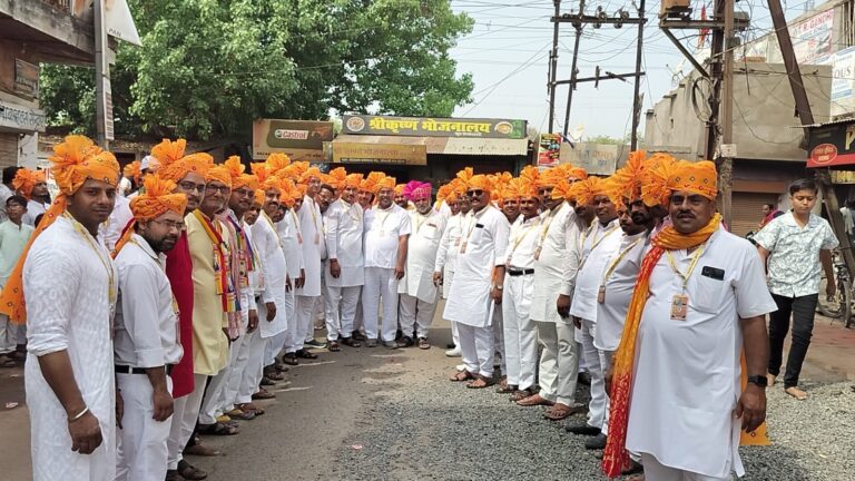 रथ पर सवार भगवान महावीर ने किया नगर भ्रमण