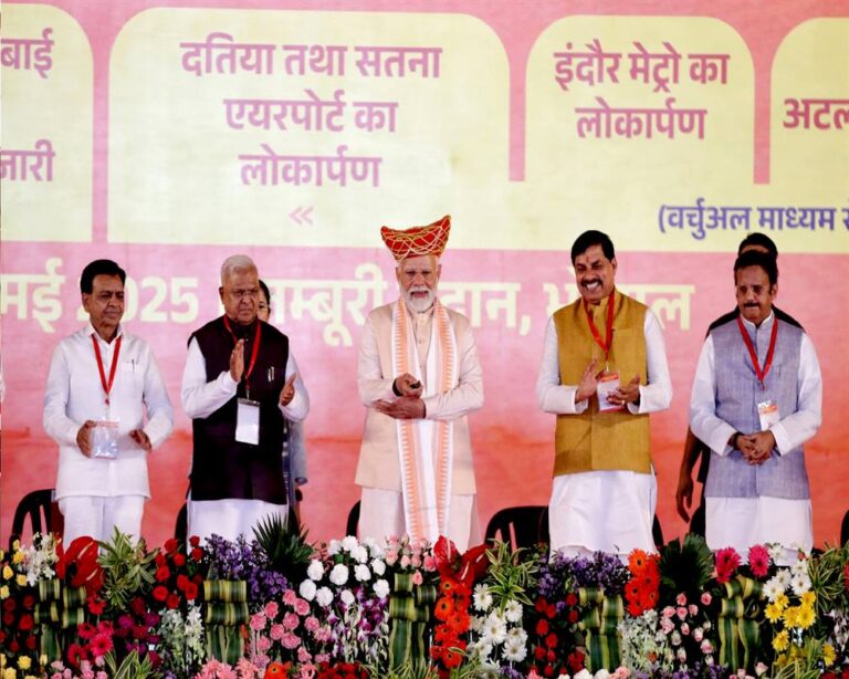 प्रधानमंत्री श्री नरेंद्र मोदी ने महिला सशक्तिकरण महासम्मेलन में वर्चुअली दतिया और सतना के नए एयरपोर्ट का उद्घाटन तथा इंदौर मेट्रो का उद्घाटन किया।