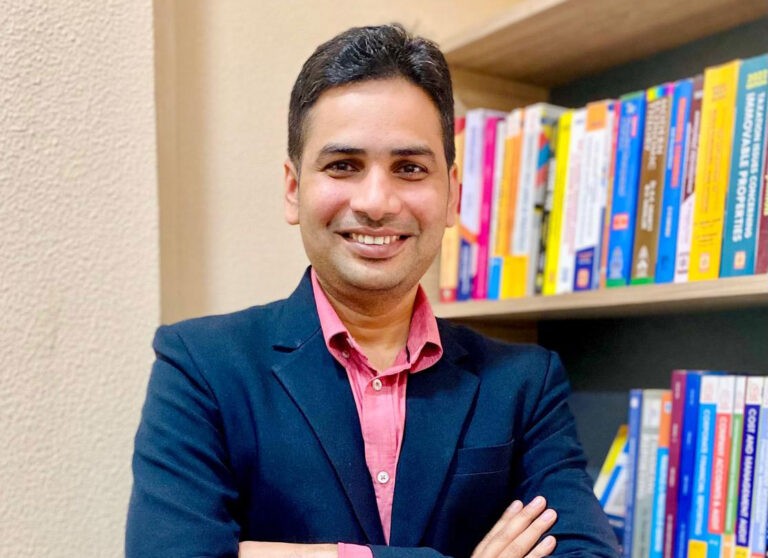 जब किसी को रास्ता दिखाने वाला मिल जाए, तो मंज़िल दूर नहीं रहती