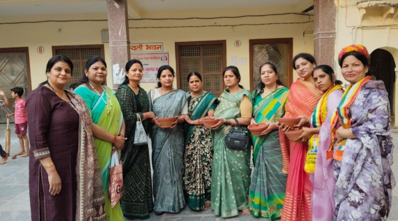 जैन मिलन के स्थापना दिवस पर सकोरों का हुआ वितरण