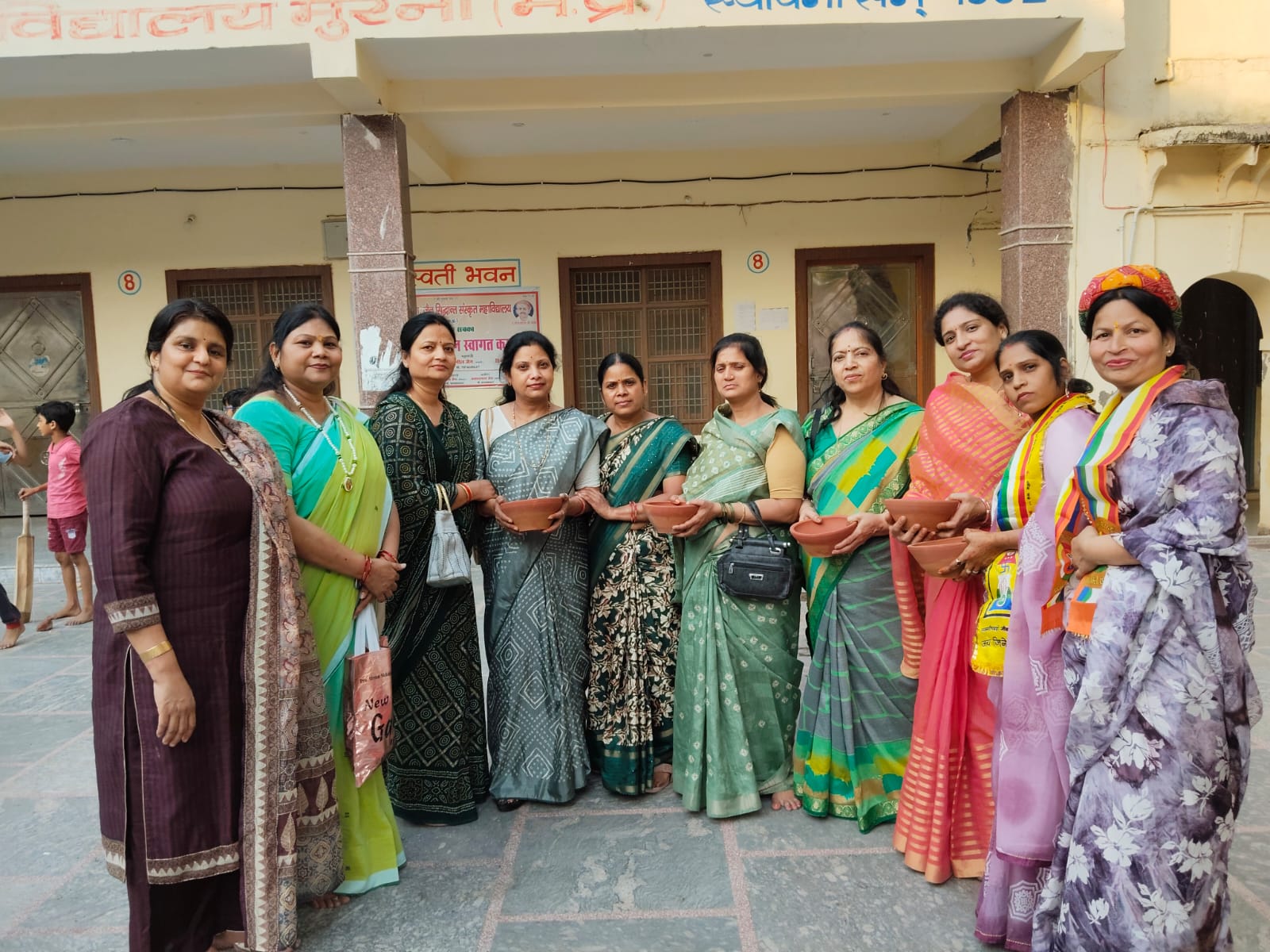 जैन मिलन के स्थापना दिवस पर सकोरों का हुआ वितरण