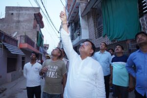 बिजली उपभोक्ताओं के घर पहुंचकर ऊर्जा मंत्री ने सुनी समस्याएं