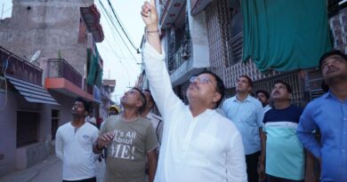 बिजली उपभोक्ताओं के घर पहुंचकर ऊर्जा मंत्री ने सुनी समस्याएं
