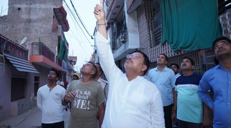 बिजली उपभोक्ताओं के घर पहुंचकर ऊर्जा मंत्री ने सुनी समस्याएं