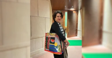 भारत की कूटनीति के विरुद्ध फिलिस्तीन के समर्थन का थैला टांग कर संसद में जाने का प्रदर्शन