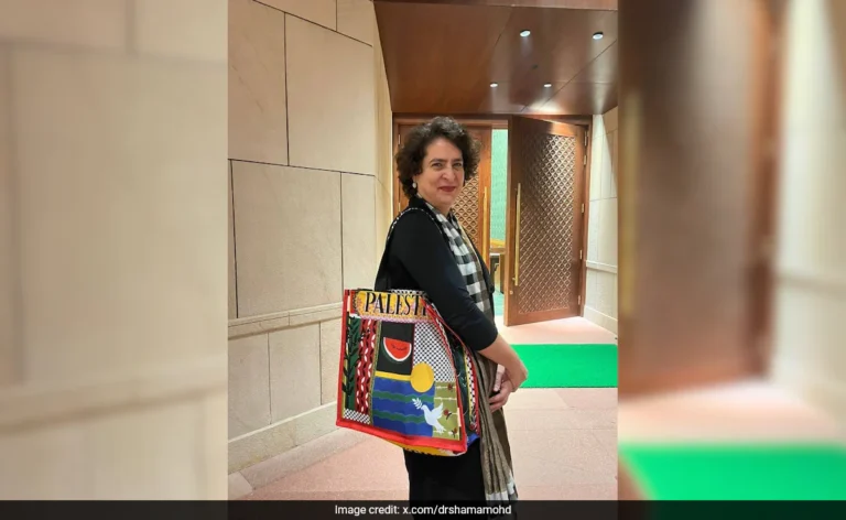भारत की कूटनीति के विरुद्ध फिलिस्तीन के समर्थन का थैला टांग कर संसद में जाने का प्रदर्शन