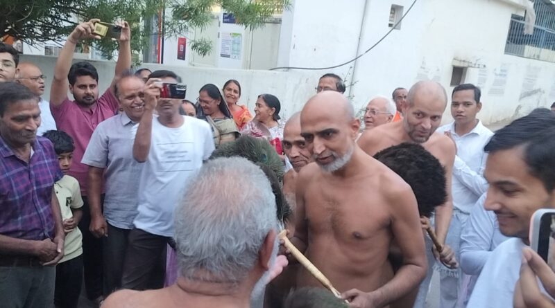 मुनिश्री सौम्यसागर महाराज का मुरैना में हुआ मंगल प्रवेश
