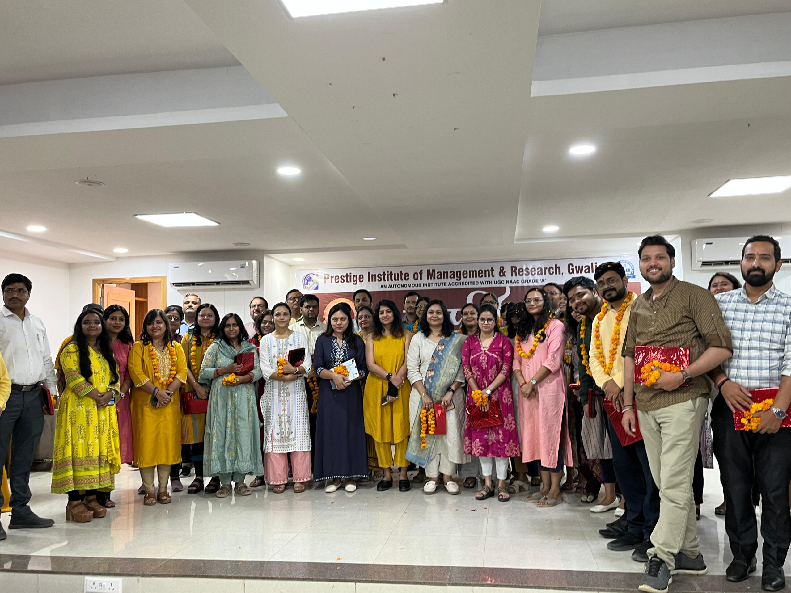 गुरु पूर्णिमा के अवसर पर प्रेस्टीज प्रबंधन एवं शोध संस्थान, ग्वालियर में शिक्षकों का हुआ सम्मान