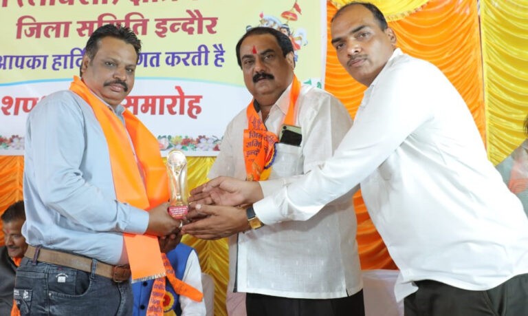 लोधा समाज ने पत्रकार अर्जुनसिंह राजपूत को सम्मानित किया